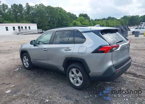 2021 Toyota Rav4 Xle z USA, uszkodzony, nr VIN 2T3W1RFV8MC139665